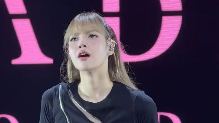 Lisa_腰臀比真的很绝亲一个RJennie_天生爱豆