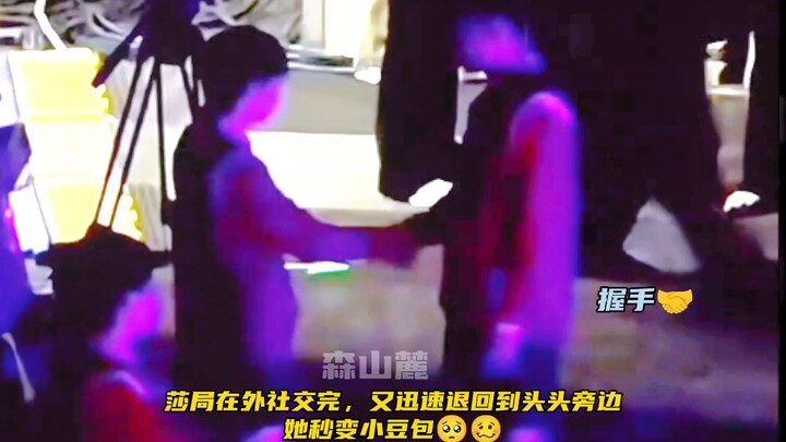 من يلتصق بكما أكثر منكما؟ المدرب نادى مباشرة أثناء الصورة الجماعية: ما أروع توافقكما! في الحياة اليو