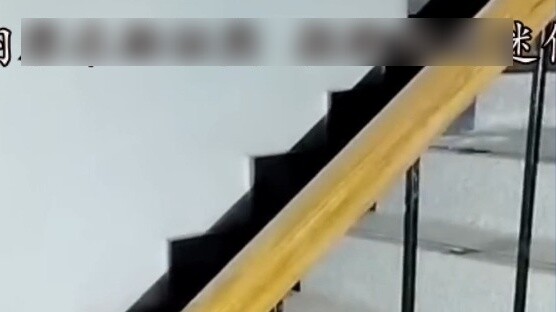 Blogger menjelajahi rumah hantu dan menemukan jejak kaki berdarah di tangga