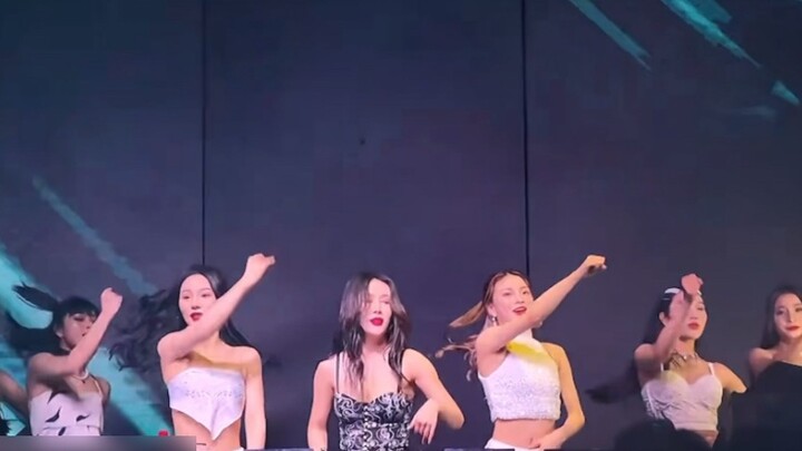 Một người được trả tiền để nhảy, người kia được trả tiền để nhảy...