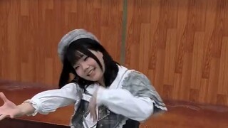 Cô vũ công tại nhà được giáo viên chủ nhiệm gọi lên sân khấu trong bữa tiệc đêm giao thừa và yêu cầu