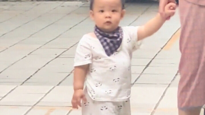 As soon as the baby sees Mommy coming home from work, they dash over with a “duang duang duang”!