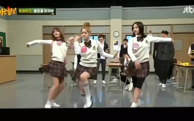 (TWICE) Tuwas tak pernah lepas dari tarian bahu