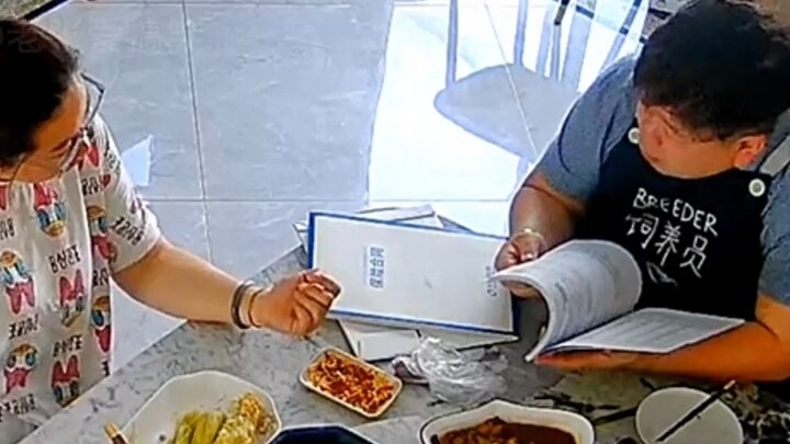 Người đàn ông bắt đầu nổi giận ngay khi sự phòng thủ của anh ta bị phá vỡ