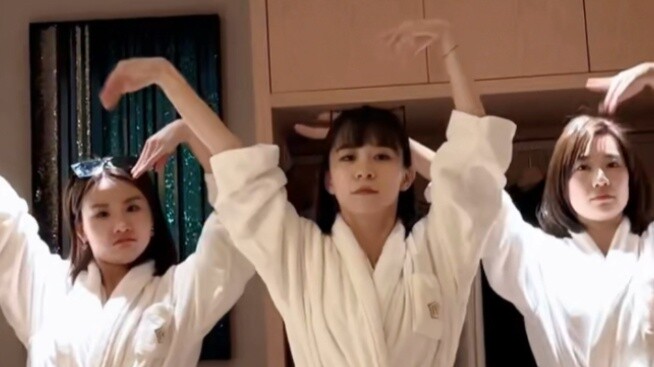 [หยางโต่วโต่วยิ้ม] ผู้หญิงสามคนกำลังเต้นรำในชุดคลุมอาบน้ำในโรงแรม!