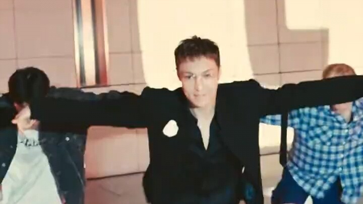 يجب أن يرقص Zhang Yixing بنفسه أغنية Ding Ding Sheep، وهذا مثير حقًا، فشخصيته لا مثيل لها.