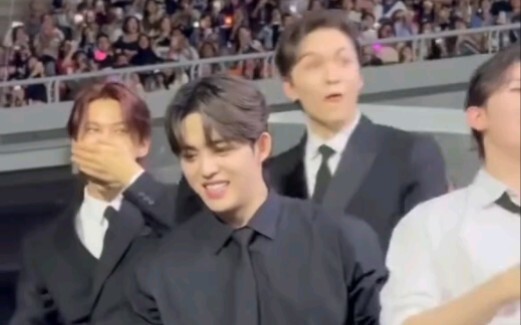 【SVT】Tiền bối lớn xuất hiện, hội tụ đủ các kiểu phản ứng Mỹ – Trung – Hàn haha哈哈哈