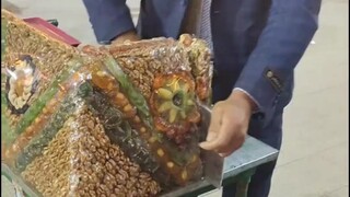 Cut the cake, it directly broke the aunt's defense