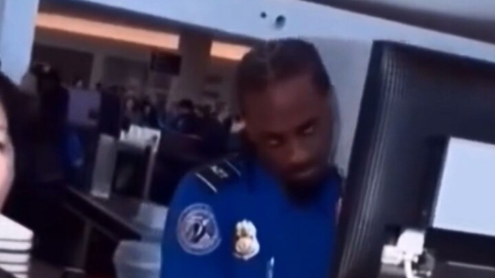 Apa yang dilihat si abang kulit hitam ini? Ekspresinya benar-benar bikin ngakak...