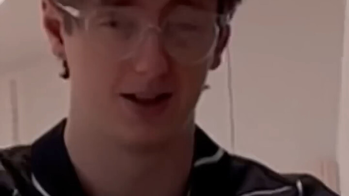 Apa yang dia jatuhin?