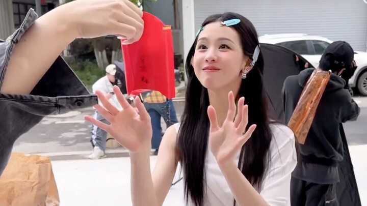 Hóa ra chỉ cần một hộp khoai tây chiên là có thể dỗ được Tiểu Đô Đô! Ngộ quá! Thấy ghen tị với các n