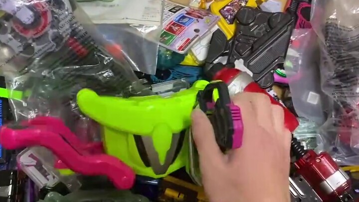 Tôi đã chi 20.000 đồng xu mềm để tái chế hơn chục hộp đồ chơi từ dòng Tokusatsu! Tổng cộng có thể lấ