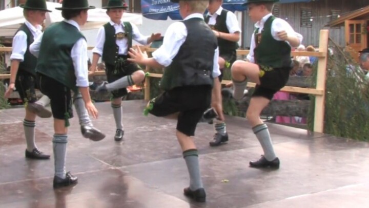 วัยรุ่นชาวบาวาเรียแสดงการเต้นรำแบบดั้งเดิม Schuhplattler