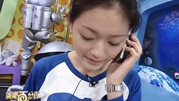 This laid-back vibe of taking calls during a livestream is decades ahead of its time!