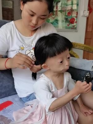 Mom can put up with anything for you! Girls all love to be beautiful, and my little Fanfan is no exc