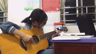 [Âm nhạc]Chơi guitar trong lớp học