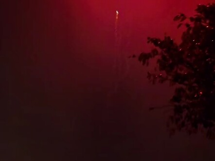 من يفهم، كم هو رائع أن تكون لديك زوجة تصطحبك لمشاهدة الألعاب النارية؟