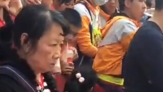 Ratu Drum Wanita Lingnan, mungkin pemain drum singa wanita dengan level tertinggi di Bilibili 3. (Wa