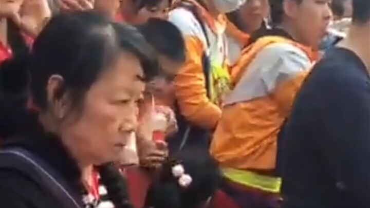 ملكة الطبول النسائية في لينغنان، ربما تكون عازفة الطبول الأنثوية الأعلى مستوى في قناة B للرقصة الصين