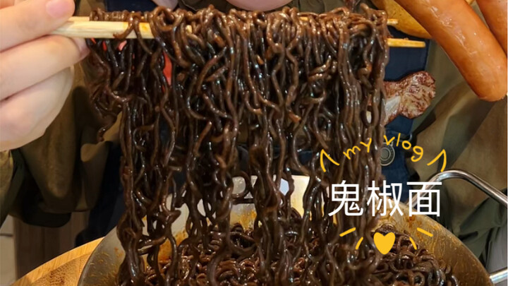 Mì cay ớt quỷ, xúc xích nướng