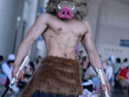 في موقع معرض الأنمي، من الذي يشبه إيتشيزوكو أكثر بين الاثنين؟