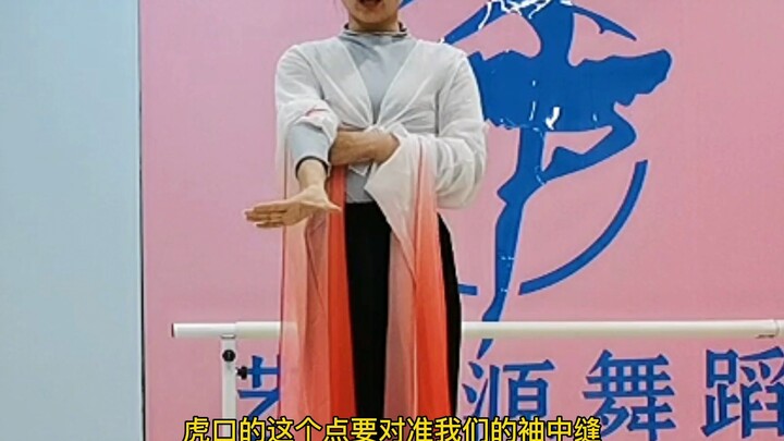 Tips! Teach you how to make the sleeves automatically fall down to your hands! Be sure to save it, i