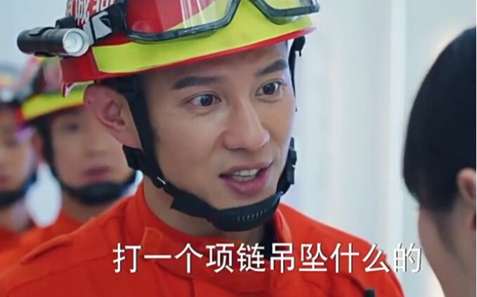 An auntie got her ring stuck while trying it on—what the firefighters did was so heartwarming!