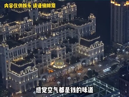 Ngôi nhà to thế này, mình lén ở trong đó chắc cũng chẳng ai phát hiện ra đâu nhỉ?