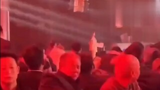 河南一公司在酒吧开年会，经理：700人场地不好找临时决定的，舞台音响灯光设备钱省了，氛围很好，大家都很开心