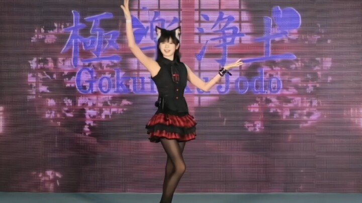 Di acara komik offline, melepas sepatu lalu menari?!