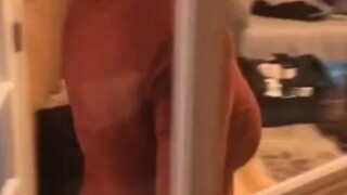 把妹妹装进玩具熊里，给妈妈吓一跳