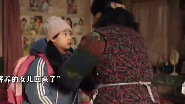 Though Fengju refuses to acknowledge her second sister, she immediately brags about it to her friend