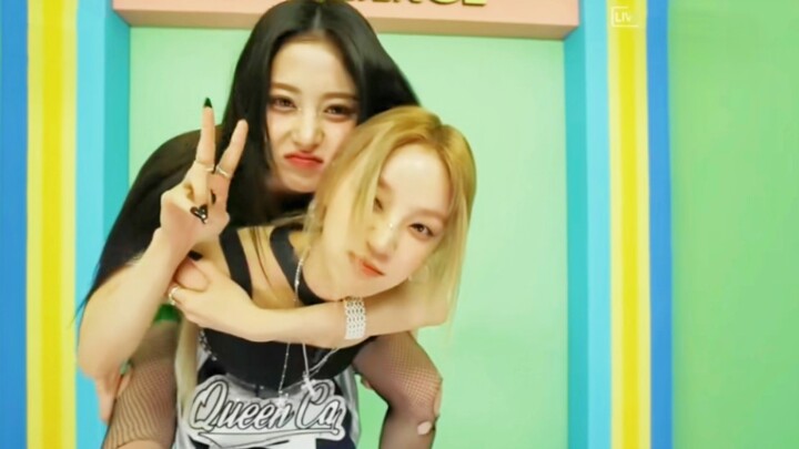 Mutual song challenge: [Song Yuqi + Kim Yoo-jung] "Sharp Blue" and "Queencard" challenge