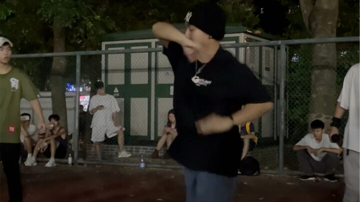 Năm cuối đại học, giả làm tân sinh viên lên battle