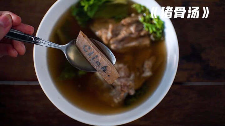 Học sinh uống bát canh xương heo trong căng-tin thì phát hiện một mảnh hình xăm trên cơ thể bạn cùng