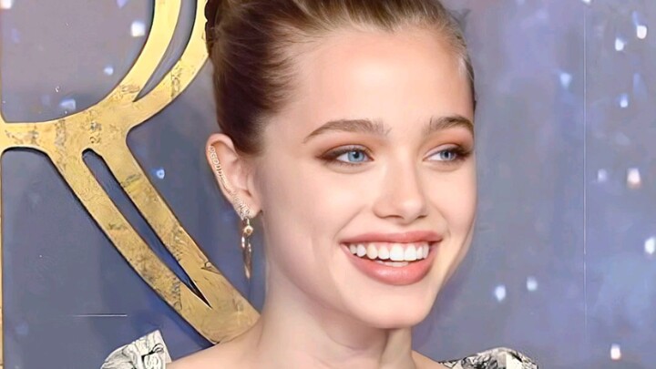 #AngelinaJolie: "It's time to open up mom's wardrobe to her daughters..." The two daughters also shi