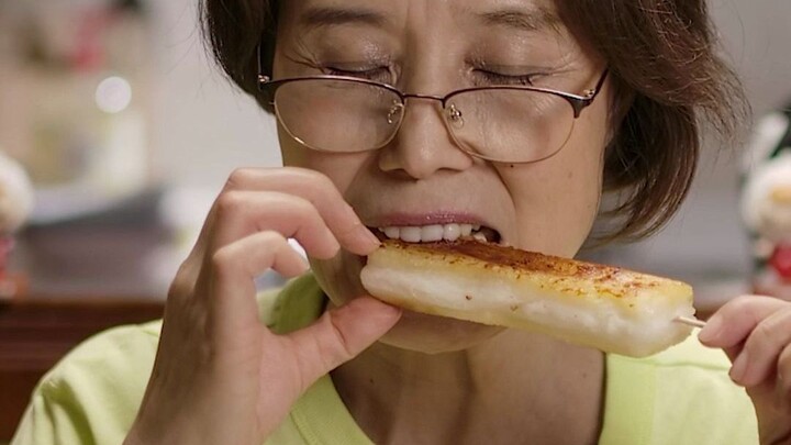 Fans say the internet-famous grilled rice cakes are super delicious, so Hu Ma makes some too—though 