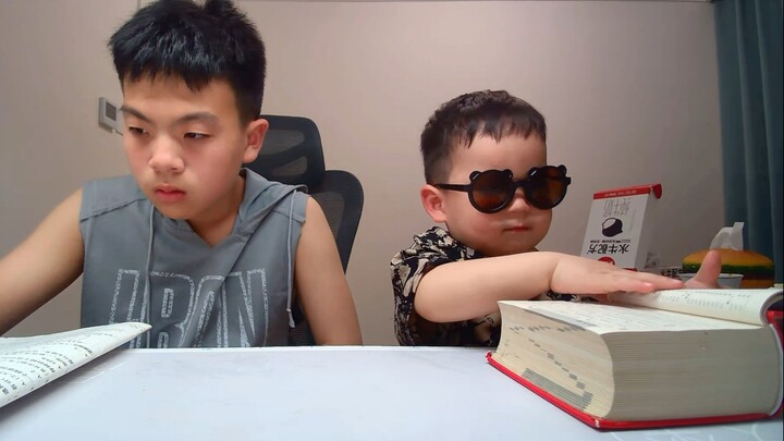 Để tôi xem chuyện gì đây, nhóc cũng phải thi đại học mà～