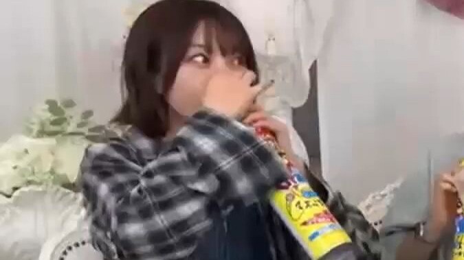 Beauty-loving person inhales helium for one-minute cycles.