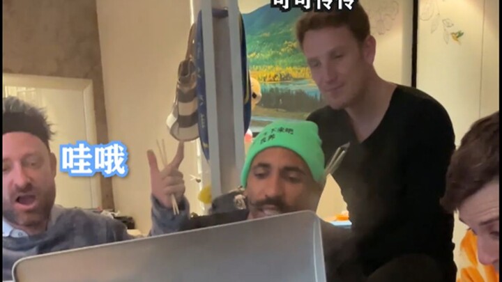 Foreigners’ pajama party—grilled spicy strips have become the new hit!