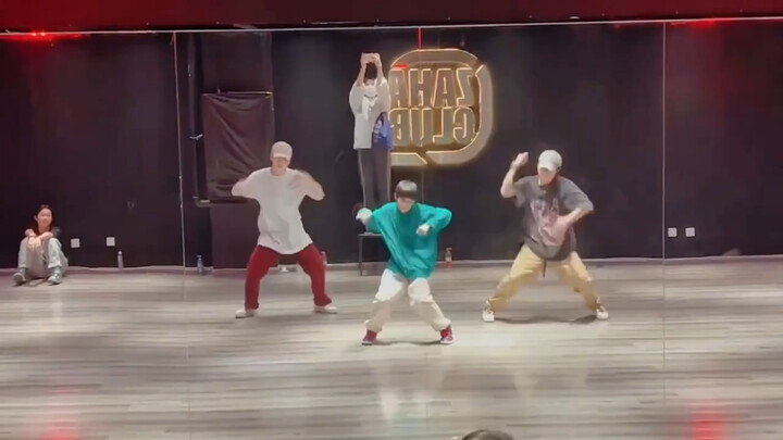 Yang Bowen's early dance moves before his rise to fame, "How You Like That"