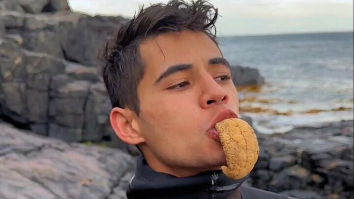 Makan di luar negeri itu seru banget: bulu babi yang baru ditangkap langsung dibelah dan dimakan men