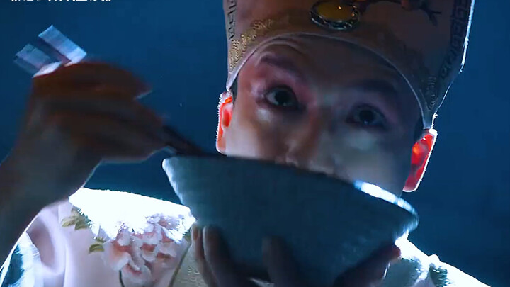 Người đàn ông ngấu nghiến ăn bữa cơm cuối cùng, nhưng anh ta cố tình để lại một miếng thịt.