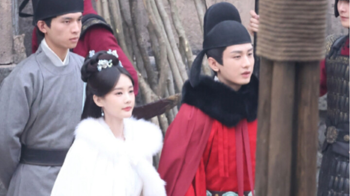 จับมือกันน่ารักมาก｜ภาพหลุดจากกองถ่ายซีรีส์ “วีรบุรุษ” ของเฉิงอี้และหลี่อีถง