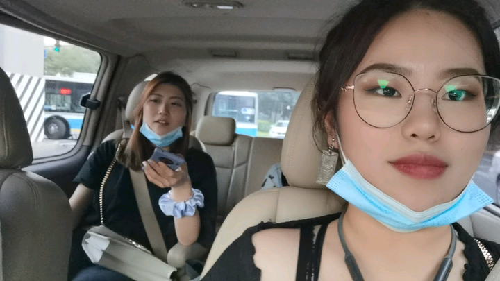 โรงเรียนเปิดแล้ว! โรงเรียนเปิดแล้ว! [เสียงเชียร์]