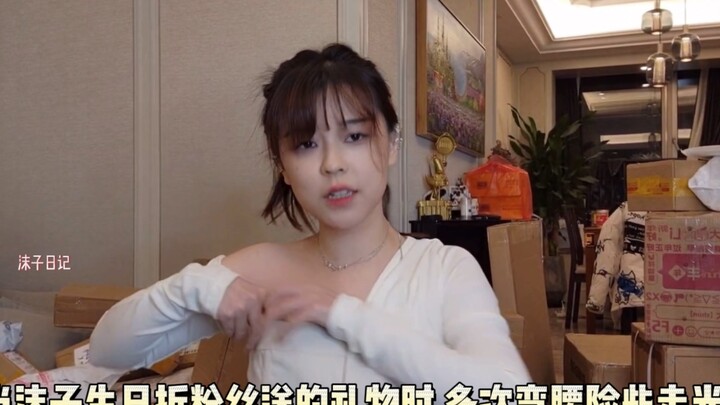Mạt Tử khi mở quà sinh nhật đã cúi người nhiều lần, suýt lộ hàng!
