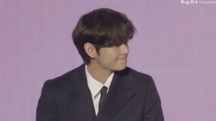 [Kim Taehyung] The little “soft bread” answering questions is so cute it even made the reporters lau