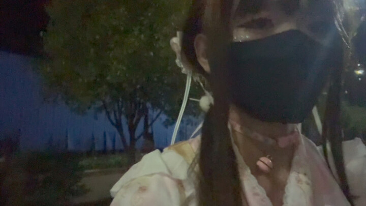 ใส่ชุดผู้หญิงกับกระโปรงโลลิต้าออกไปข้างนอก ถูกคนเดินถนนเห็นหางแกว่งไปมาอย่างน่ารัก