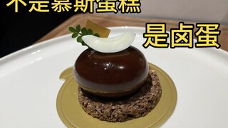 Taruh telur rebus di piring dan beritahu teman-temanmu bahwa kita akan makan kue hari ini.