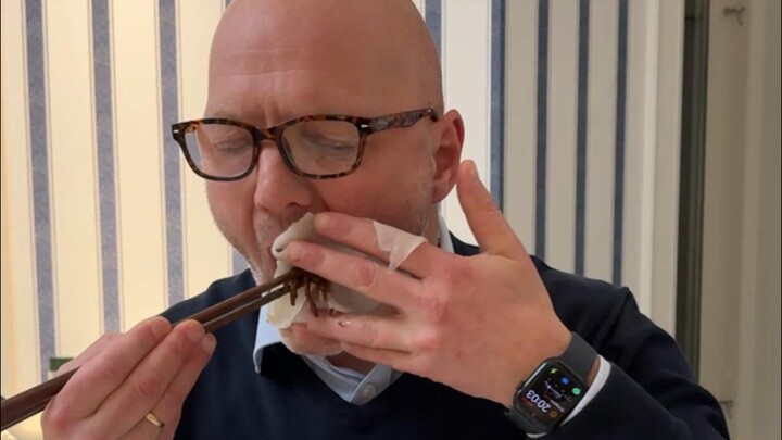 يبدو أن الإنسان أحيانًا لا بد أن يُخفي بعض الأمور قليلًا.